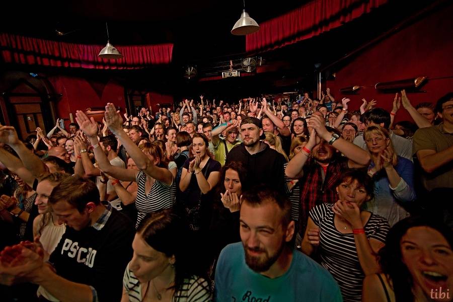 Mňága a Žďorp vypustila v Českých Budějovicích Třínohého psa