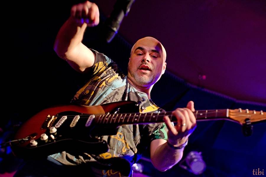 Mňága a Žďorp vypustila v Českých Budějovicích Třínohého psa