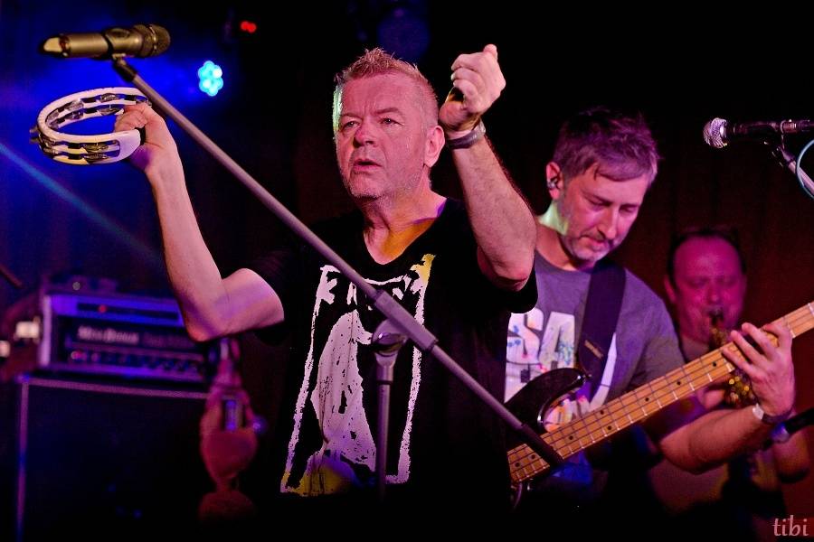 Mňága a Žďorp vypustila v Českých Budějovicích Třínohého psa