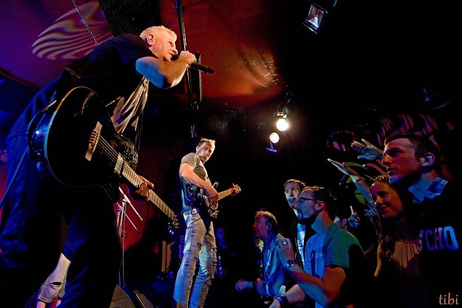 Mňága a Žďorp vypustila v Českých Budějovicích Třínohého psa