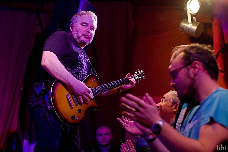 Mňága a Žďorp vypustila v Českých Budějovicích Třínohého psa