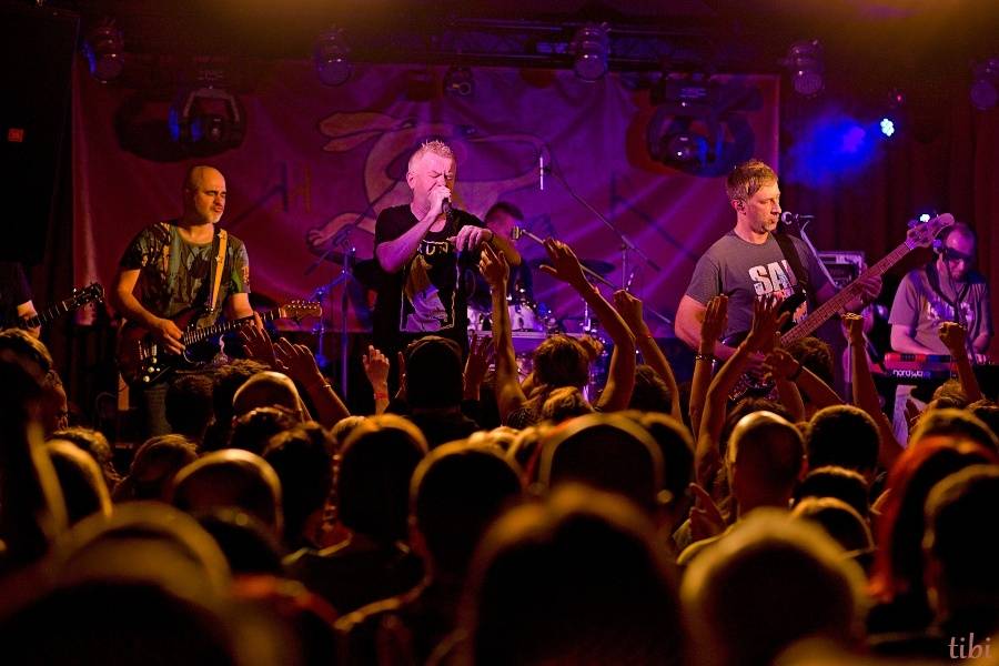 Mňága a Žďorp vypustila v Českých Budějovicích Třínohého psa