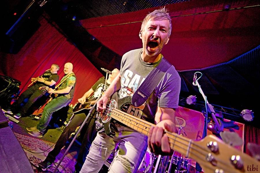 Mňága a Žďorp vypustila v Českých Budějovicích Třínohého psa