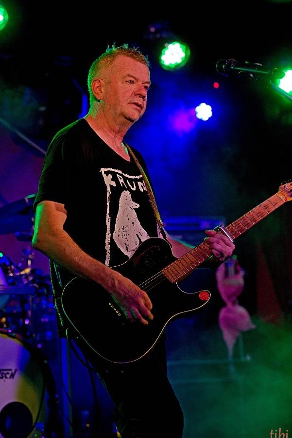 Mňága a Žďorp vypustila v Českých Budějovicích Třínohého psa