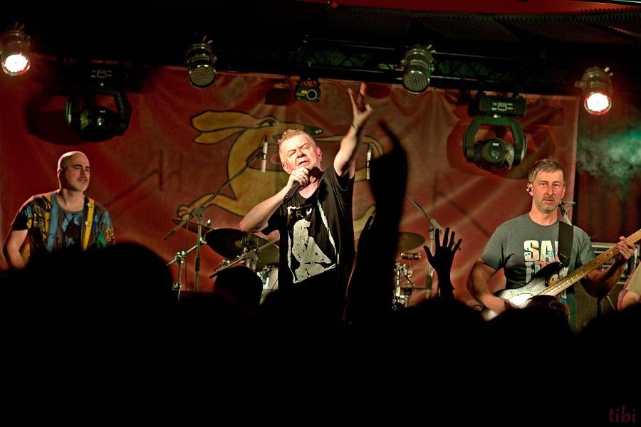 Mňága a Žďorp vypustila v Českých Budějovicích Třínohého psa