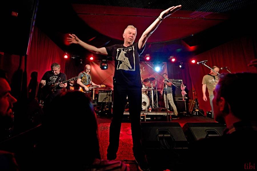 Mňága a Žďorp vypustila v Českých Budějovicích Třínohého psa