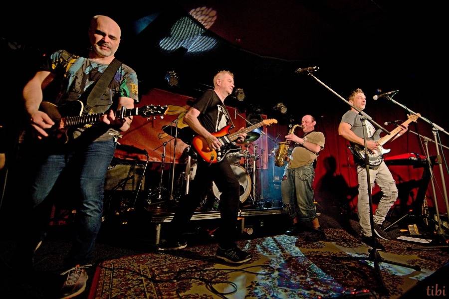 Mňága a Žďorp vypustila v Českých Budějovicích Třínohého psa