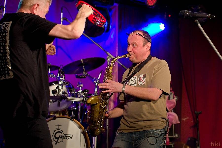 Mňága a Žďorp vypustila v Českých Budějovicích Třínohého psa