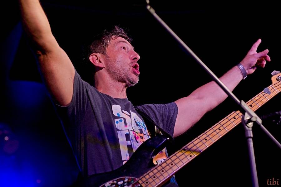 Mňága a Žďorp vypustila v Českých Budějovicích Třínohého psa