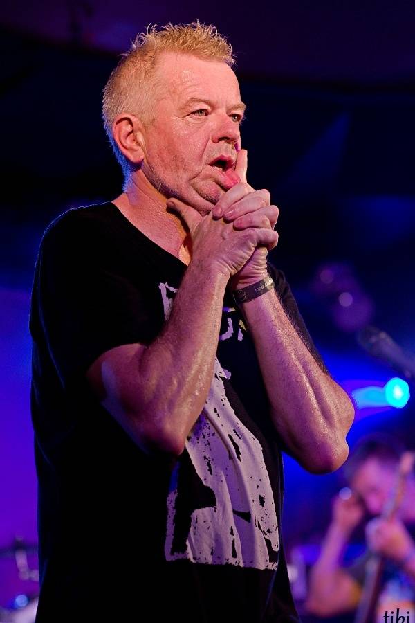 Mňága a Žďorp vypustila v Českých Budějovicích Třínohého psa