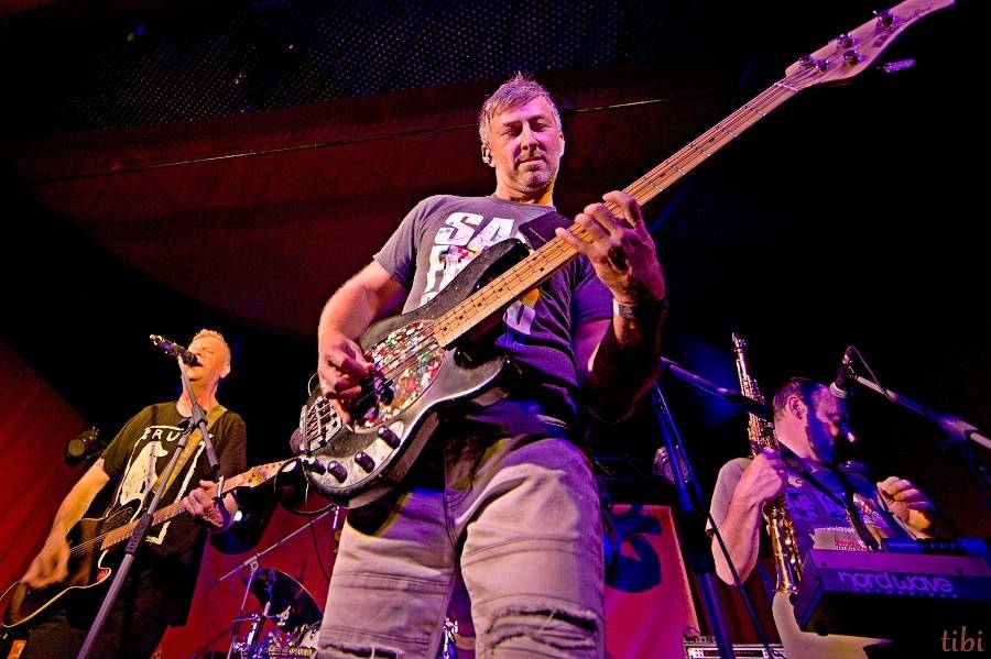 Mňága a Žďorp vypustila v Českých Budějovicích Třínohého psa