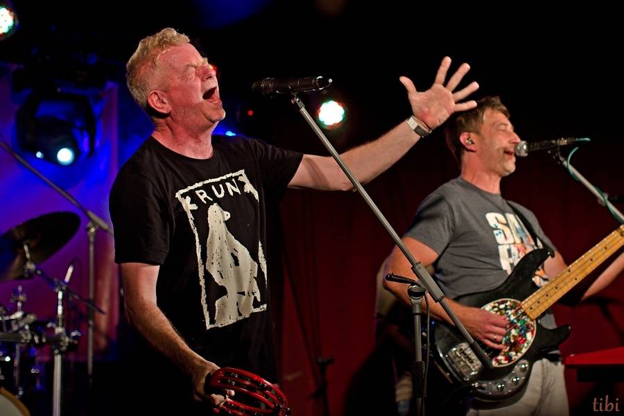 Mňága a Žďorp vypustila v Českých Budějovicích Třínohého psa