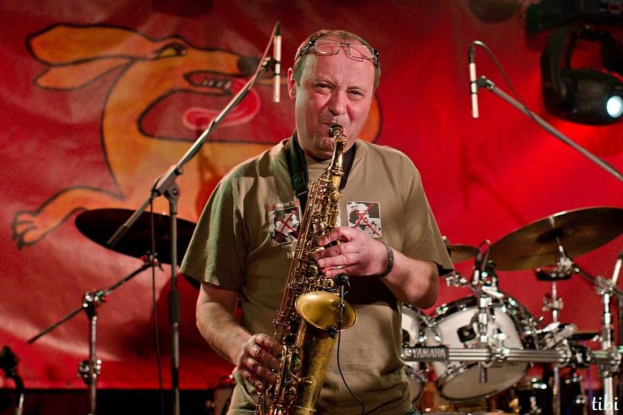 Mňága a Žďorp vypustila v Českých Budějovicích Třínohého psa