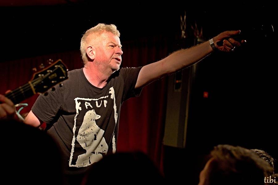 Mňága a Žďorp vypustila v Českých Budějovicích Třínohého psa