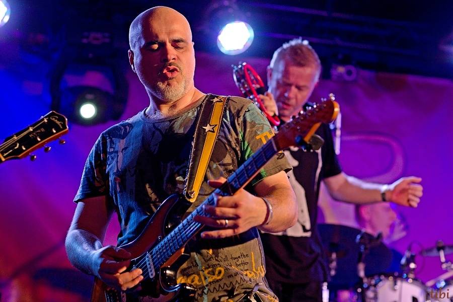 Mňága a Žďorp vypustila v Českých Budějovicích Třínohého psa