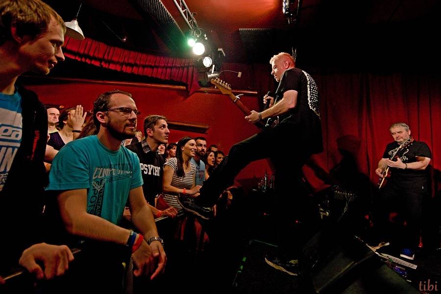 Mňága a Žďorp vypustila v Českých Budějovicích Třínohého psa