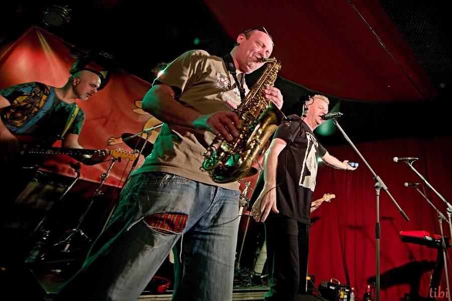 Mňága a Žďorp vypustila v Českých Budějovicích Třínohého psa