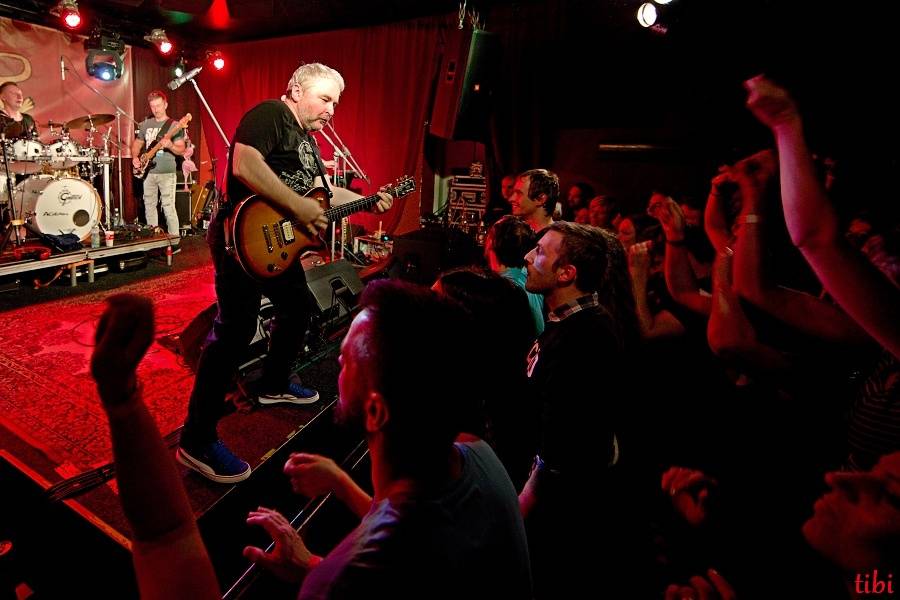 Mňága a Žďorp vypustila v Českých Budějovicích Třínohého psa