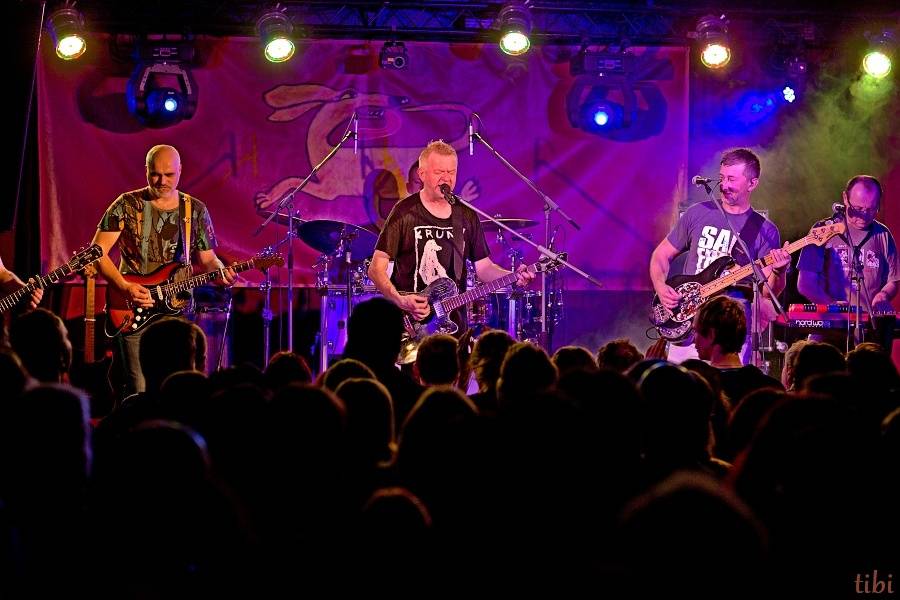 Mňága a Žďorp vypustila v Českých Budějovicích Třínohého psa