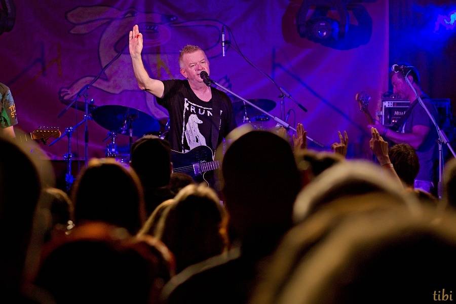 Mňága a Žďorp vypustila v Českých Budějovicích Třínohého psa