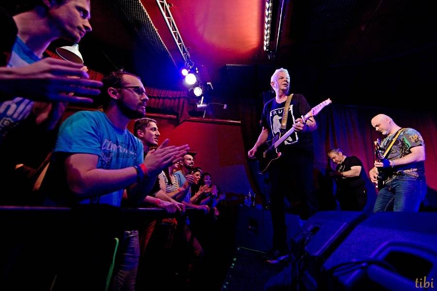 Mňága a Žďorp vypustila v Českých Budějovicích Třínohého psa