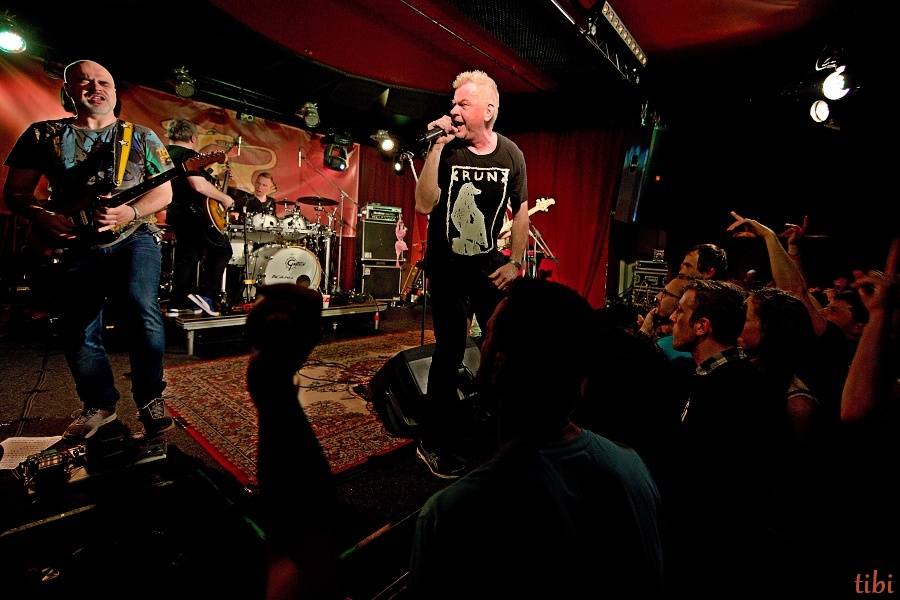 Mňága a Žďorp vypustila v Českých Budějovicích Třínohého psa