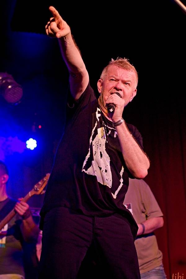 Mňága a Žďorp vypustila v Českých Budějovicích Třínohého psa