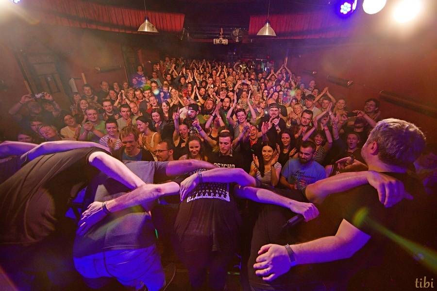 Mňága a Žďorp vypustila v Českých Budějovicích Třínohého psa