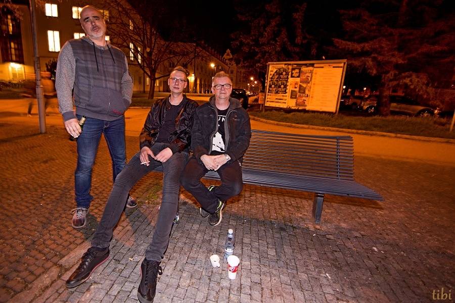 Mňága a Žďorp vypustila v Českých Budějovicích Třínohého psa