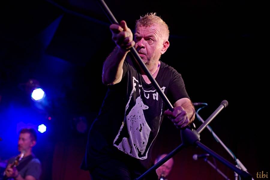 Mňága a Žďorp vypustila v Českých Budějovicích Třínohého psa