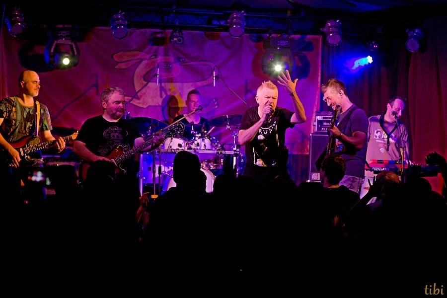 Mňága a Žďorp vypustila v Českých Budějovicích Třínohého psa