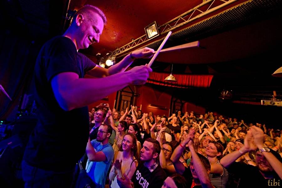 Mňága a Žďorp vypustila v Českých Budějovicích Třínohého psa