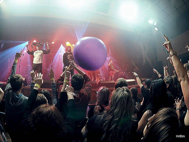 Rocková koleda v Králíkách: Za Walda Gang zpíval Miro Šmajda, Harlej opěvoval Přirození a Krucipüsk líbal rety tvý