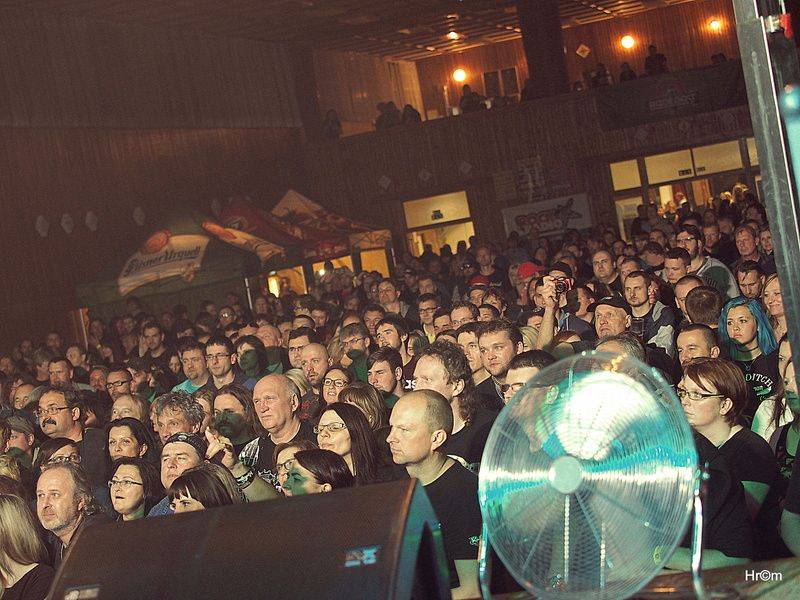 Rocková koleda v Králíkách: Za Walda Gang zpíval Miro Šmajda, Harlej opěvoval Přirození a Krucipüsk líbal rety tvý