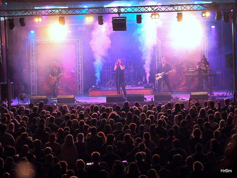 Rocková koleda v Králíkách: Za Walda Gang zpíval Miro Šmajda, Harlej opěvoval Přirození a Krucipüsk líbal rety tvý