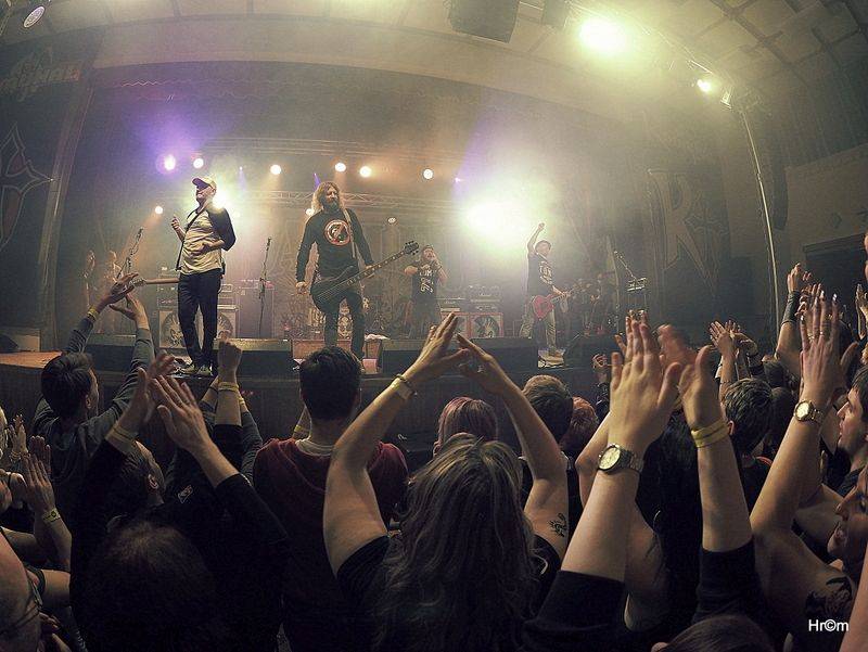 Rocková koleda v Králíkách: Za Walda Gang zpíval Miro Šmajda, Harlej opěvoval Přirození a Krucipüsk líbal rety tvý