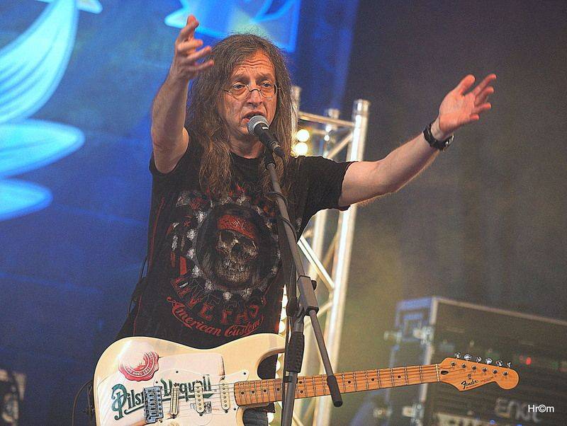 Rocková koleda v Králíkách: Za Walda Gang zpíval Miro Šmajda, Harlej opěvoval Přirození a Krucipüsk líbal rety tvý