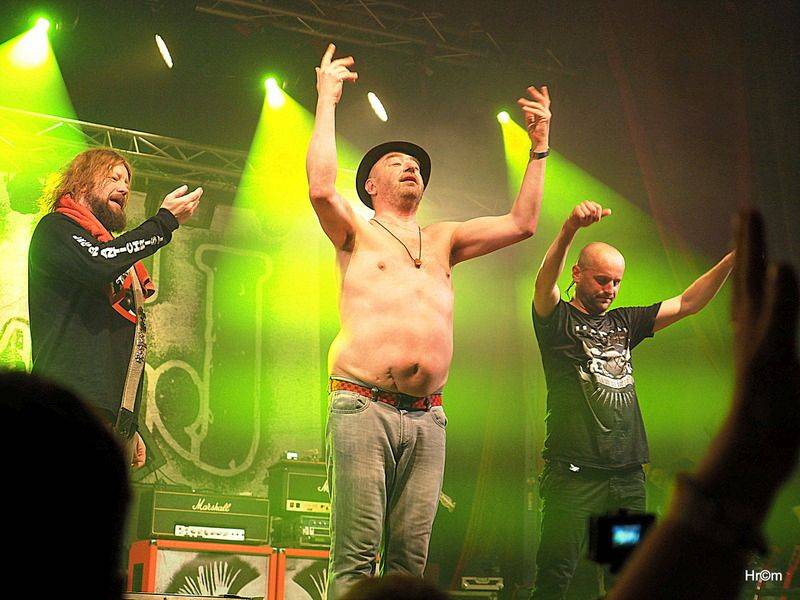 Rocková koleda v Králíkách: Za Walda Gang zpíval Miro Šmajda, Harlej opěvoval Přirození a Krucipüsk líbal rety tvý