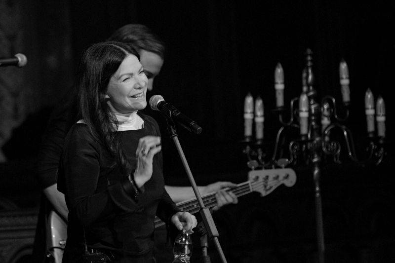 Anna K. roztančila plzeňskou synagogu novinkami z desky Světlo, diváci aplaudovali vestoje