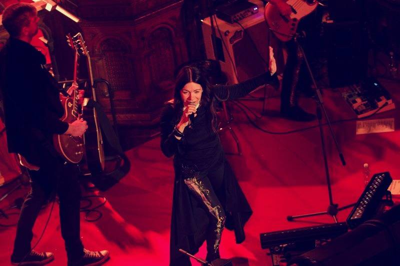 Anna K. roztančila plzeňskou synagogu novinkami z desky Světlo, diváci aplaudovali vestoje