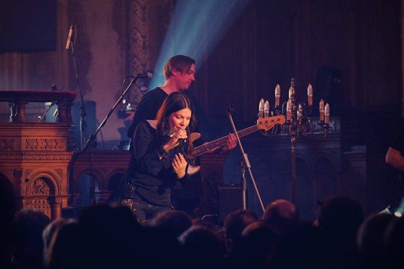 Anna K. roztančila plzeňskou synagogu novinkami z desky Světlo, diváci aplaudovali vestoje