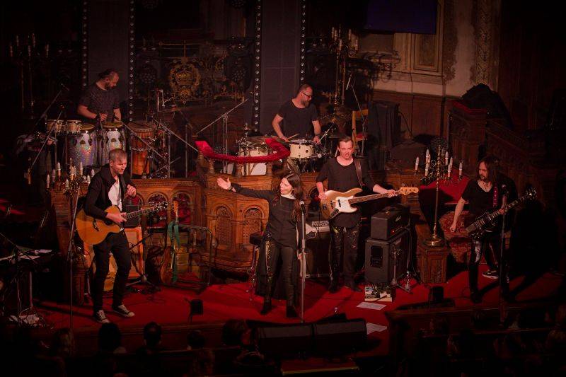 Anna K. roztančila plzeňskou synagogu novinkami z desky Světlo, diváci aplaudovali vestoje