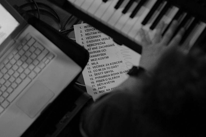 Anna K. roztančila plzeňskou synagogu novinkami z desky Světlo, diváci aplaudovali vestoje