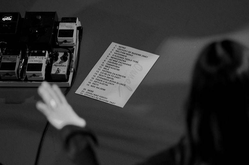 Anna K. roztančila plzeňskou synagogu novinkami z desky Světlo, diváci aplaudovali vestoje