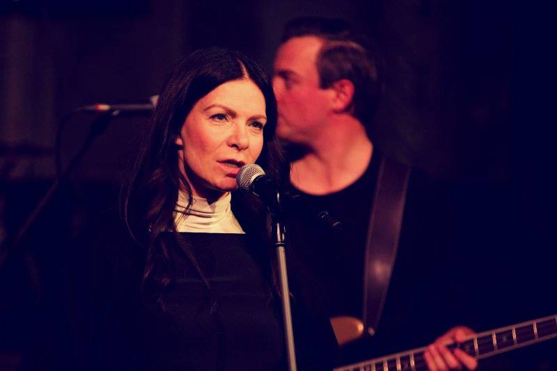 Anna K. roztančila plzeňskou synagogu novinkami z desky Světlo, diváci aplaudovali vestoje