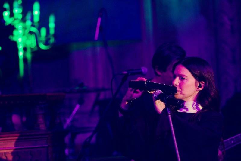 Anna K. roztančila plzeňskou synagogu novinkami z desky Světlo, diváci aplaudovali vestoje