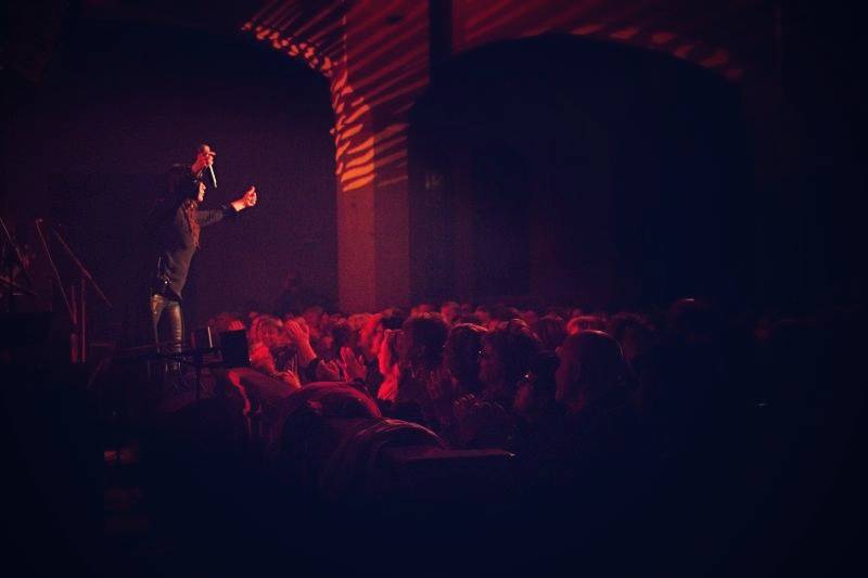 Anna K. roztančila plzeňskou synagogu novinkami z desky Světlo, diváci aplaudovali vestoje