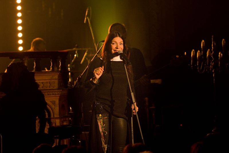 Anna K. roztančila plzeňskou synagogu novinkami z desky Světlo, diváci aplaudovali vestoje