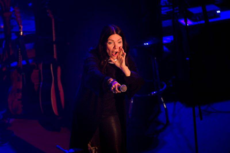 Anna K. roztančila plzeňskou synagogu novinkami z desky Světlo, diváci aplaudovali vestoje