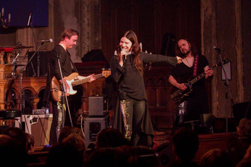 Anna K. roztančila plzeňskou synagogu novinkami z desky Světlo, diváci aplaudovali vestoje